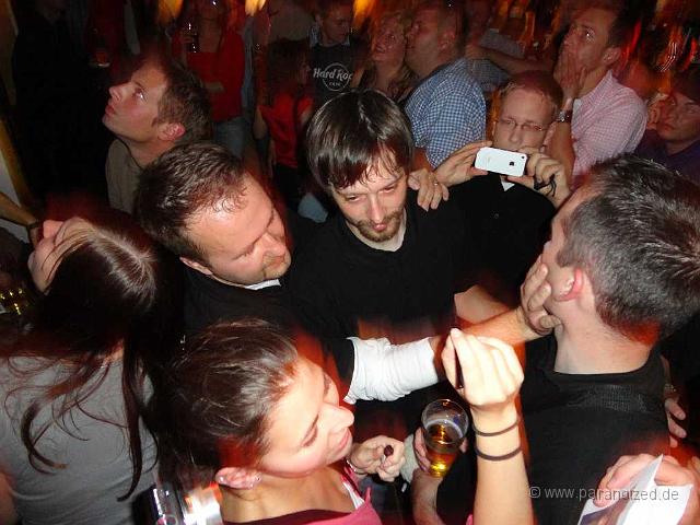 2011 Hands up at Kilians 015.jpg - 3.: Gute Kumpels helfen, wo sie können... das Gemälde ist gut geworden!